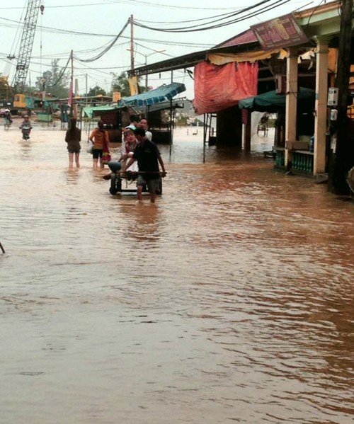 Thanh Ha ward, Hoi An city, Quang Nam is submerged after a heavy rain fueled with hydropower reservoir release of floodwater in December 2016 (Photo: SGGP)